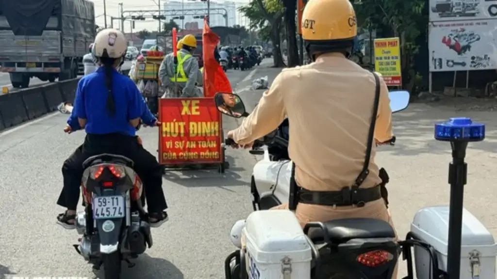 'Đinh tặc' tái diễn ở cửa ngõ TP.HCM, CSGT hóa trang vào cuộc