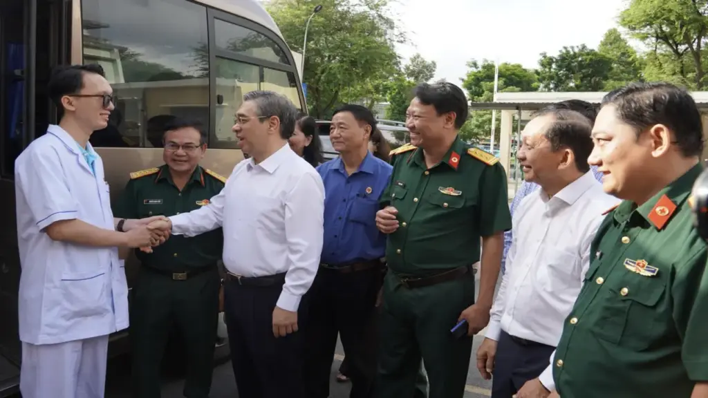 Đoàn y bác sĩ Bệnh viện Quân y 7A về vùng căn cứ cách mạng chăm sóc sức khỏe người dân