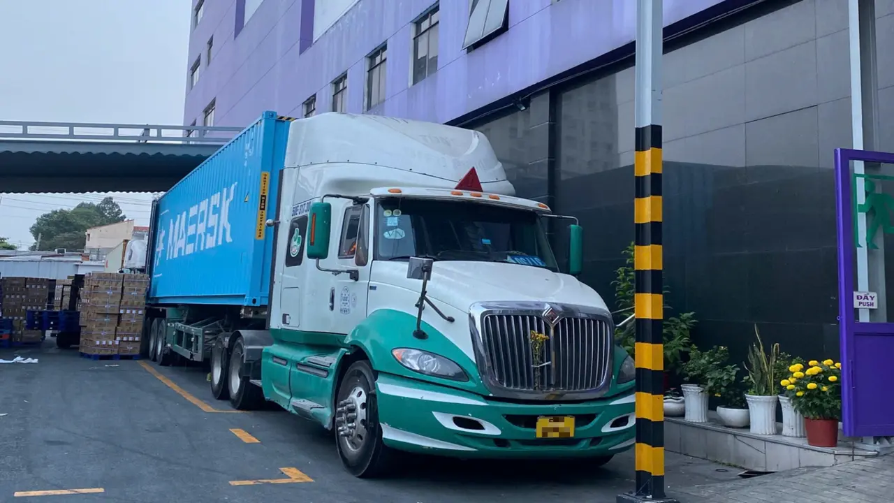 Doanh nghiệp, chủ xe container lí giải vì sao giá cước vận chuyển chưa chịu 'về bờ'
