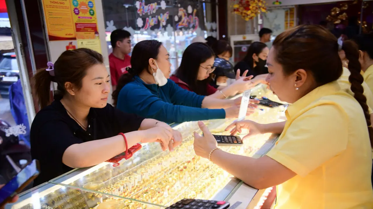 Đọc nhanh 1-7: Giá vàng vượt 4.000 USD; một công ty hàng không chi cổ tức khủng sau năm lãi đậm