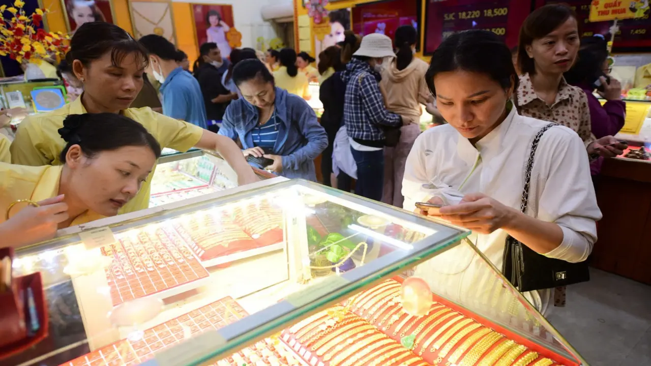 Đọc nhanh 8-7: Giá dầu bất ngờ tăng mạnh; chứng khoán Mỹ cùng giá vàng đi xuống