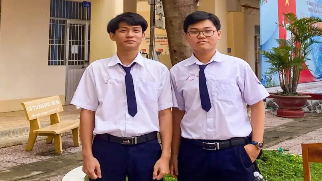 Đôi bạn "đối thủ" cùng đậu thủ khoa, cùng đăng ký học ngành Y