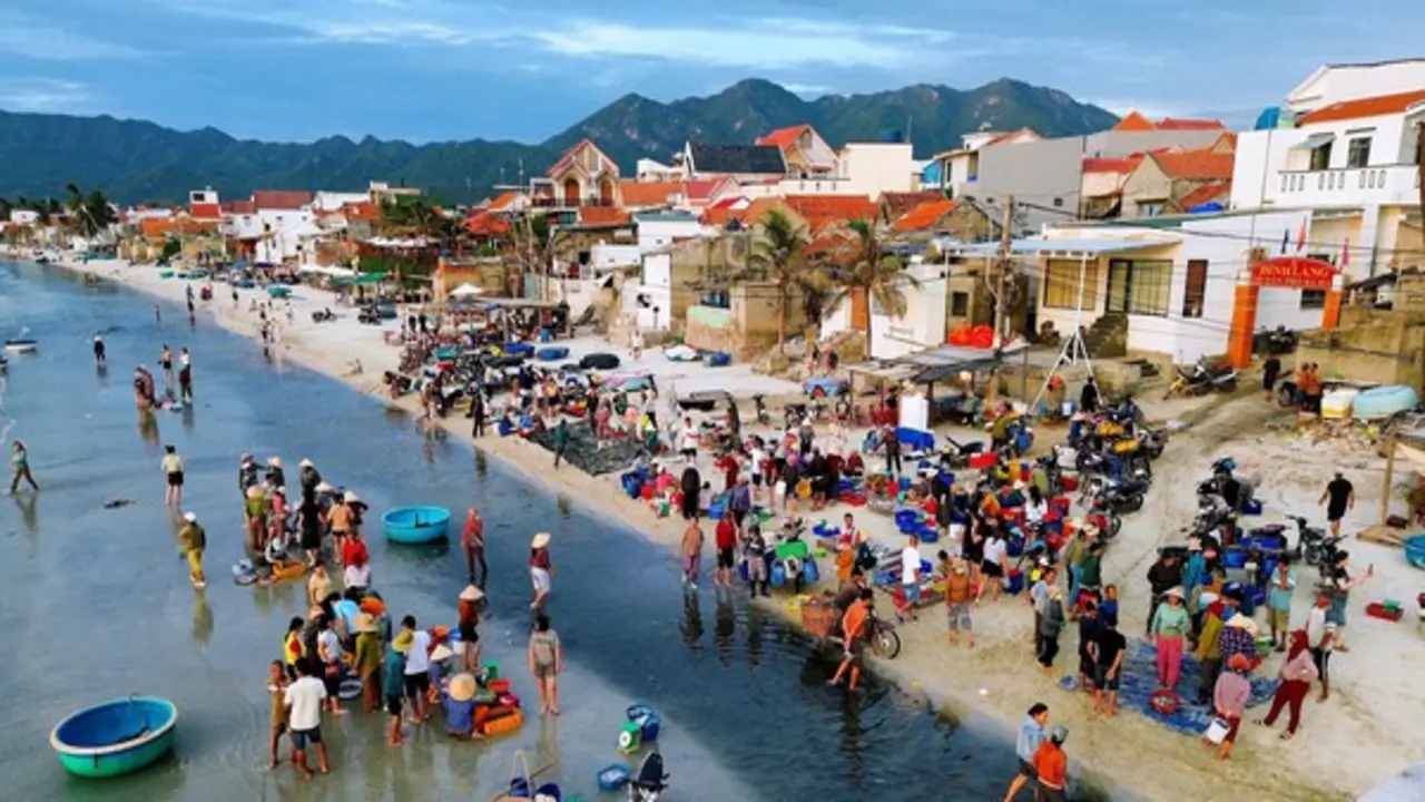 Đón bình minh ở Dốc Lết, lạc vào phiên chợ cá sát mép biển