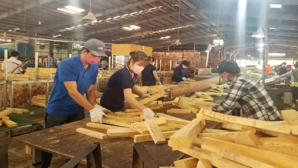 Đơn hàng tăng, doanh nghiệp nâng lương gấp đôi vẫn không tuyển đủ công nhân