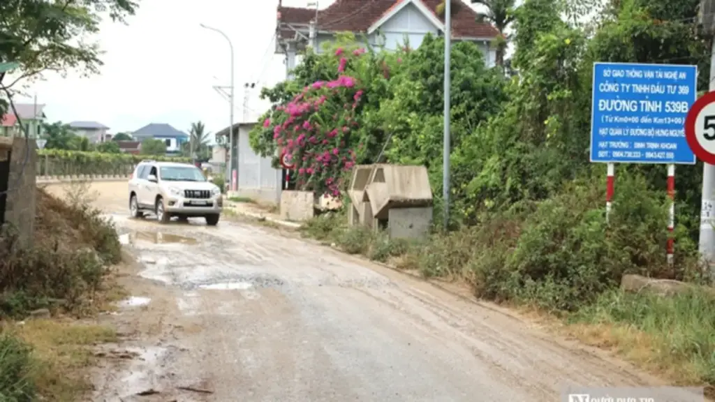 Dự án trăm tỷ dang dở, người dân khốn khổ vì bụi mịt mù, đường lầy lội