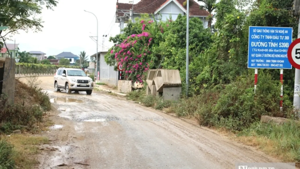 Dự án trăm tỷ dang dở, người dân khốn khổ vì bụi mịt mù, đường lầy lội