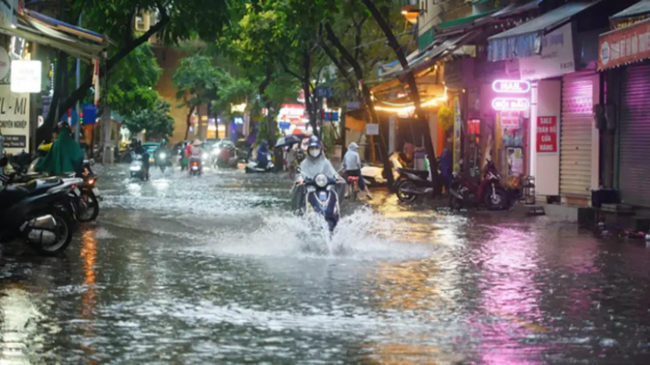 Dự báo thời tiết 16/7/2026: Nắng nóng chưa dứt, miền Bắc lại đối mặt mưa dông dữ dội