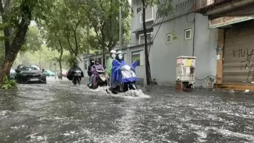 Dự báo thời tiết 24/7/2026: Đợt mưa mạnh nhất đang trút xuống Bắc Bộ: Cảnh báo thời tiết cực đoan