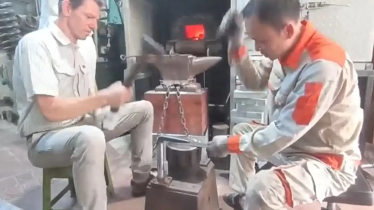 Du khách nước ngoài thích thú trải nghiệm làm dao tại làng nghề Đa Sỹ