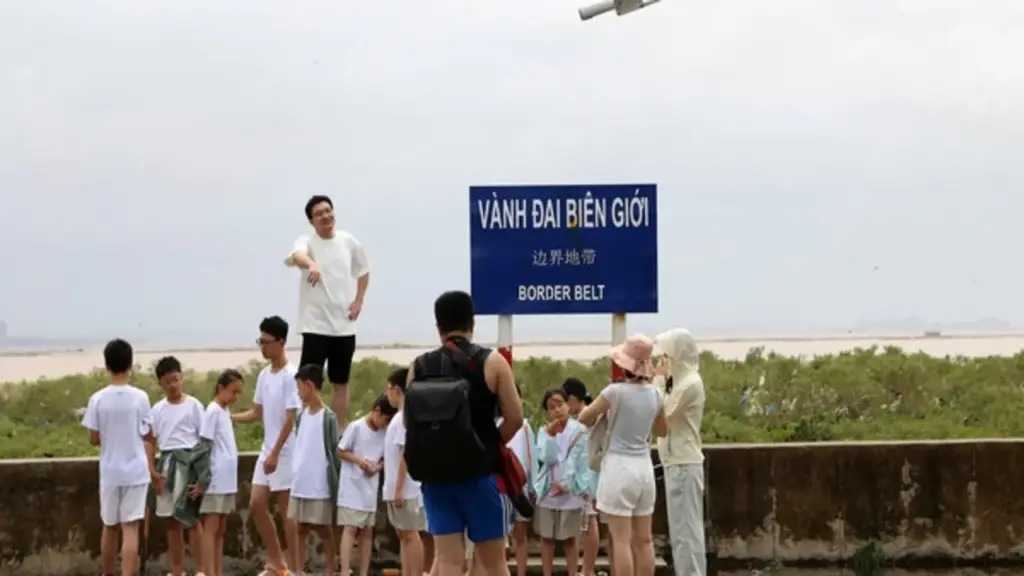 Du khách tha hồ xuống biển Trà Cổ nhặt ốc điếu sau bão