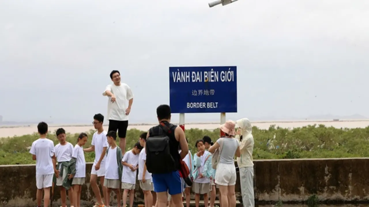 Du khách tha hồ xuống biển Trà Cổ nhặt ốc điếu sau bão