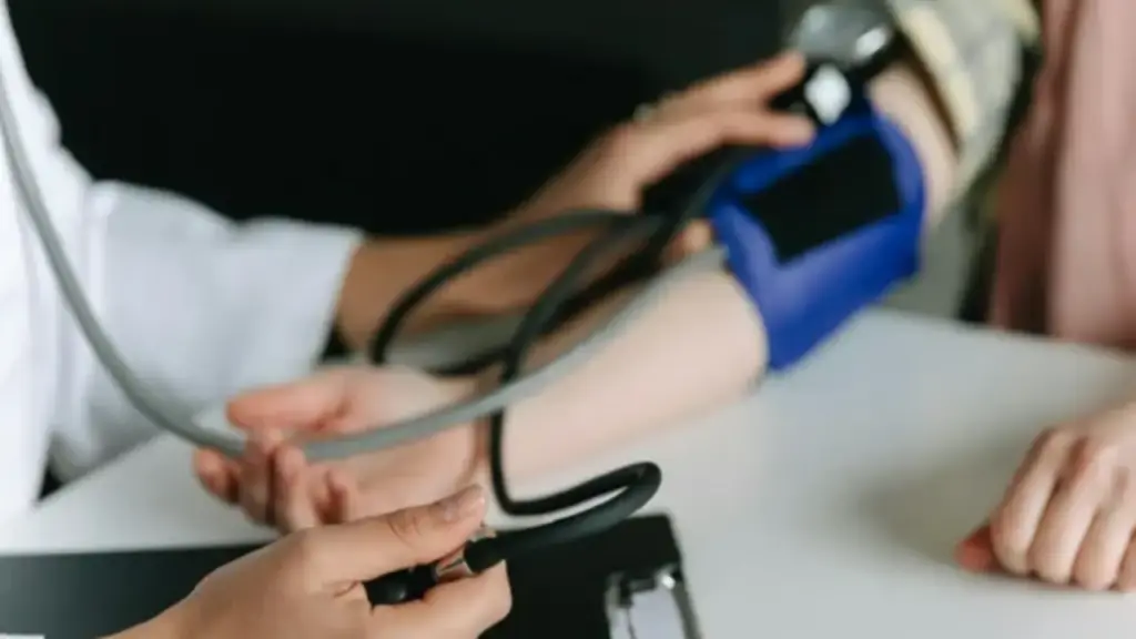 Đưa con gái 4 tuổi đi khám vì ngủ ngáy, kết quả xét nghiệm khiến bố mẹ "sốc nặng"