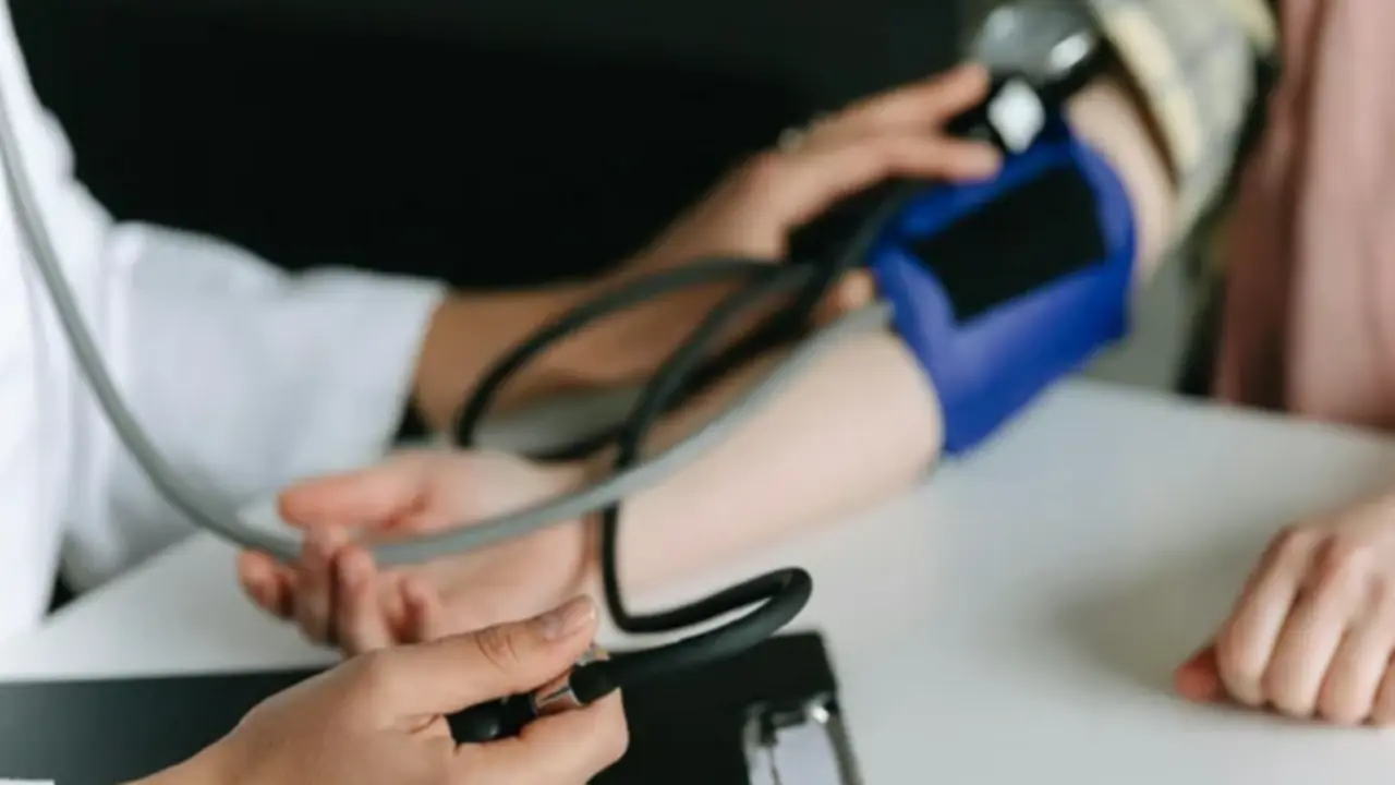Đưa con gái 4 tuổi đi khám vì ngủ ngáy, kết quả xét nghiệm khiến bố mẹ "sốc nặng"