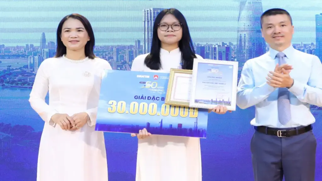 Đứa trẻ bị bỏ rơi giành giải đặc biệt '50 năm thành phố trong tôi'