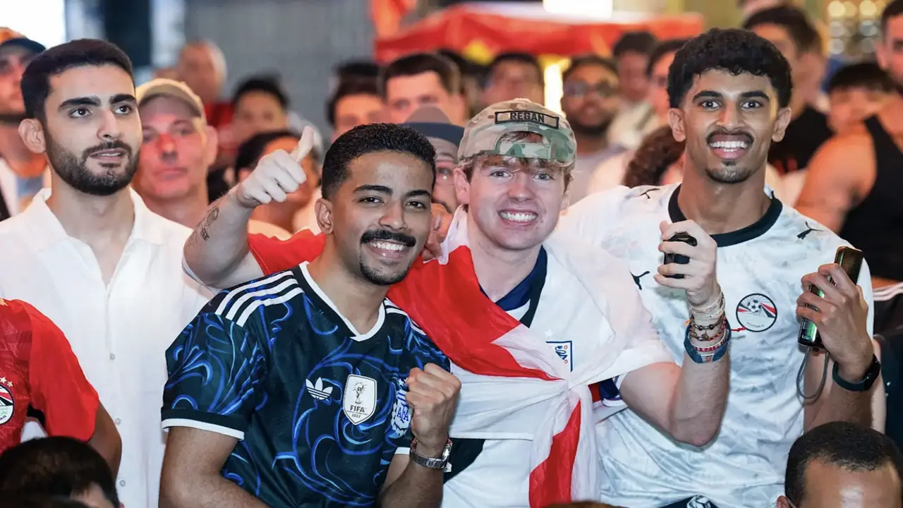 Đứng kín vỉa hè, lòng đường phố cổ Hà Nội xem World Cup