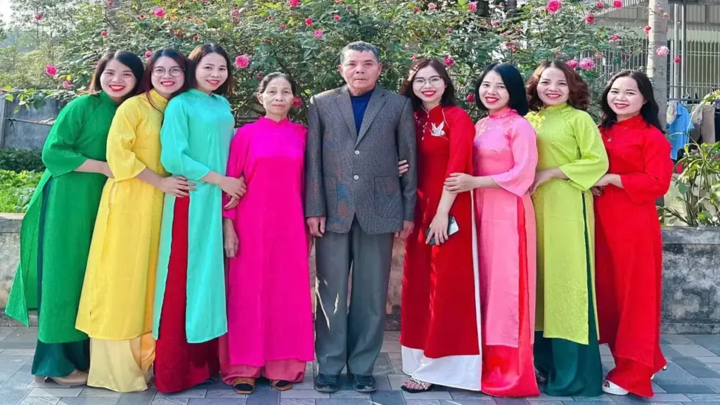 Dựng lều tranh giữa rừng, vợ chồng nuôi 7 con gái vào đại học