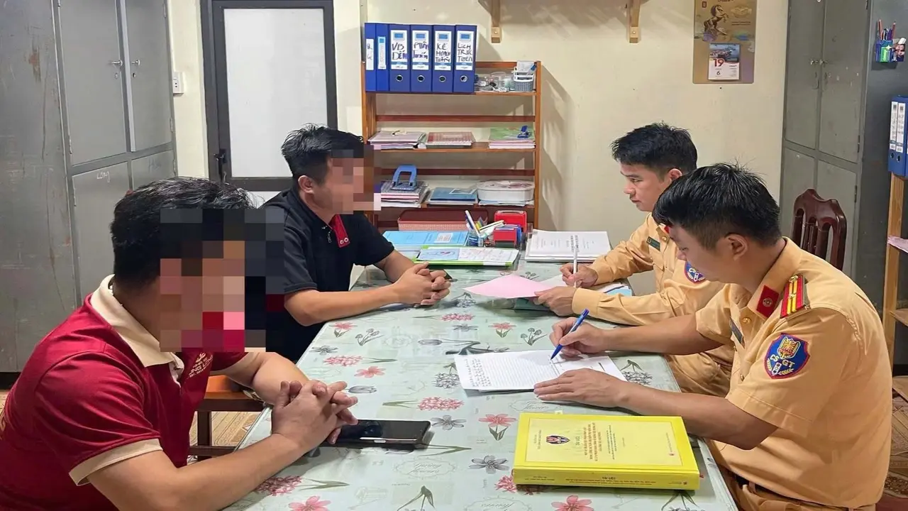 Dừng xe trên quốc lộ để tranh giành khách, 2 tài xế ô tô bị phạt tiền
