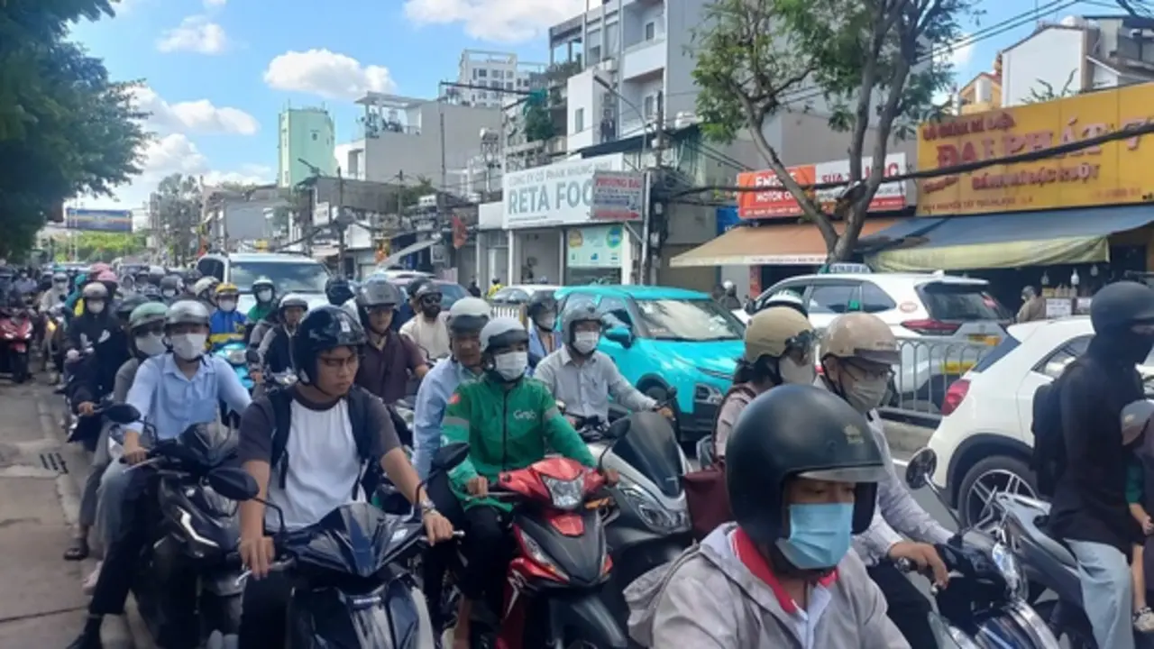 Đường Nguyễn Tất Thành sắp mở rộng: Người trẻ chờ hết cảnh kẹt xe