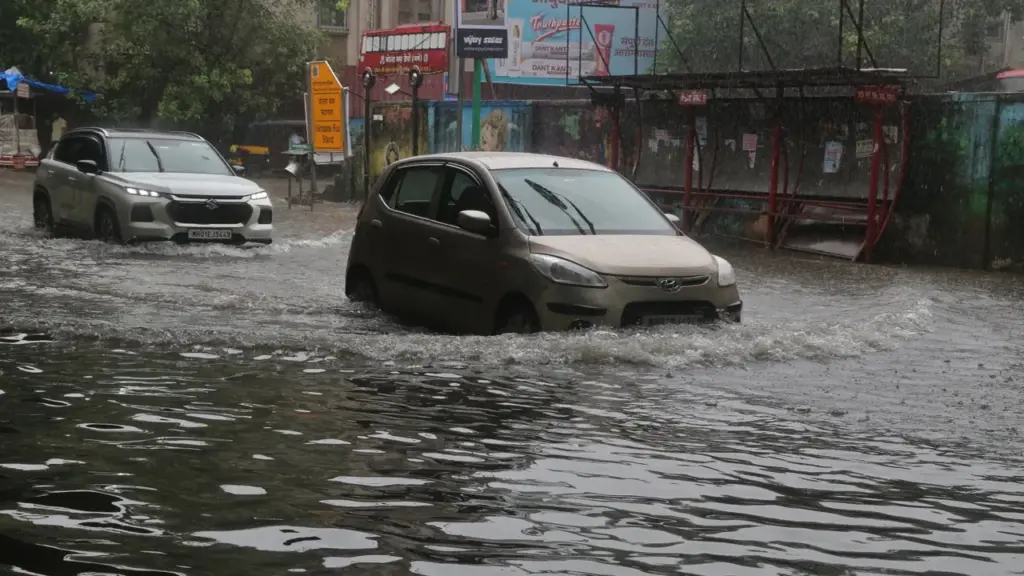 Đường phố Mumbai tê liệt vì mưa lũ