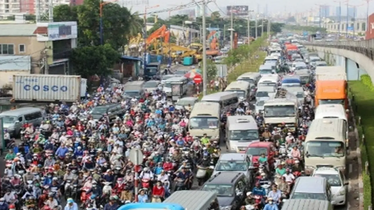 Đường Việt nhỏ nhưng ôtô ngày càng phình to