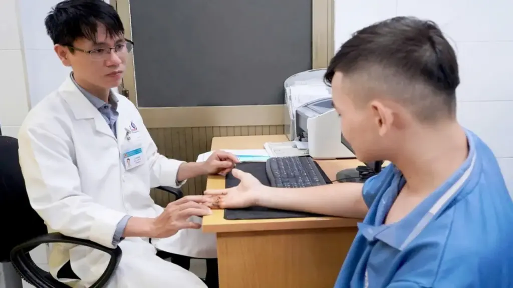 Gần 10 giờ vi phẫu giành lại 3 ngón tay bị máy cưa cắt đứt cho nam thanh niên