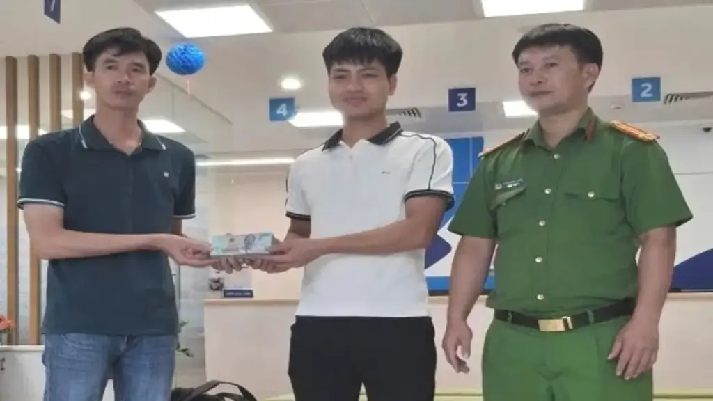Gần 200 triệu đồng bị chuyển nhầm, hơn một năm sau quay về với chủ