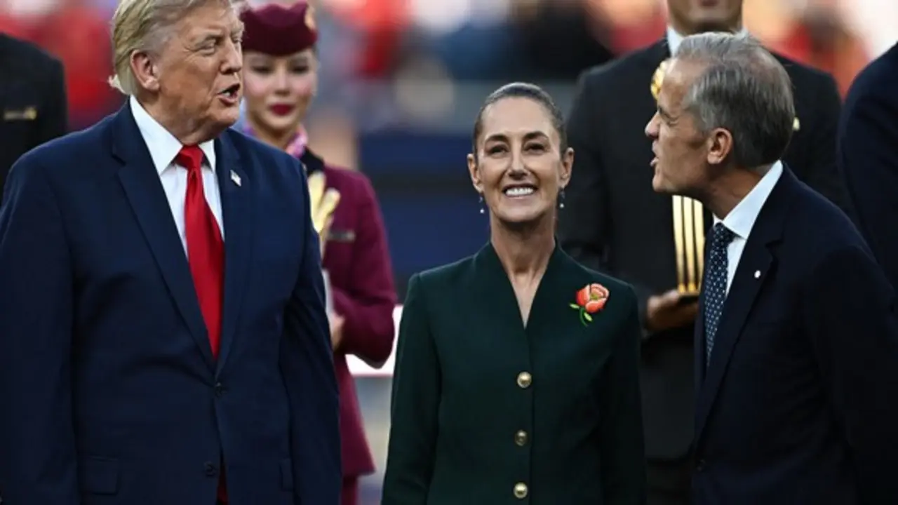 Gặp nhau tại chung kết World Cup, ông Trump nhắc ông Carney chuyện khói cháy rừng