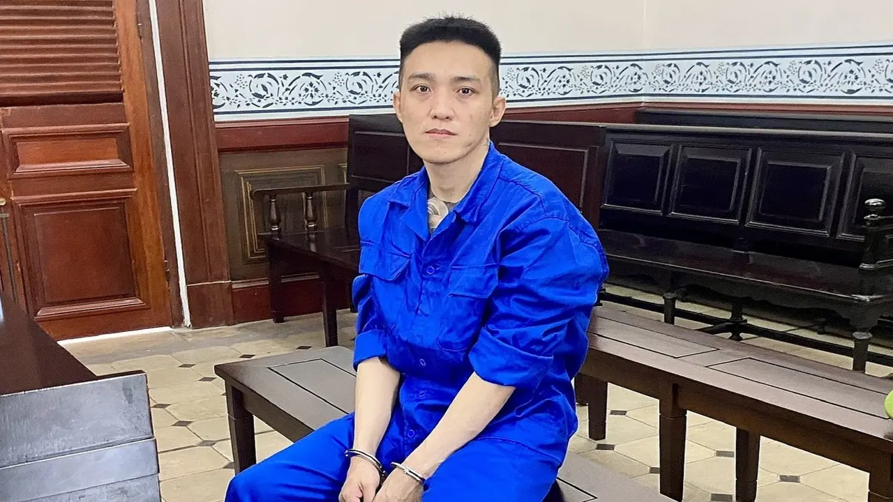 Ghen, ném bạn gái từ mái nhà cao 7,5 m