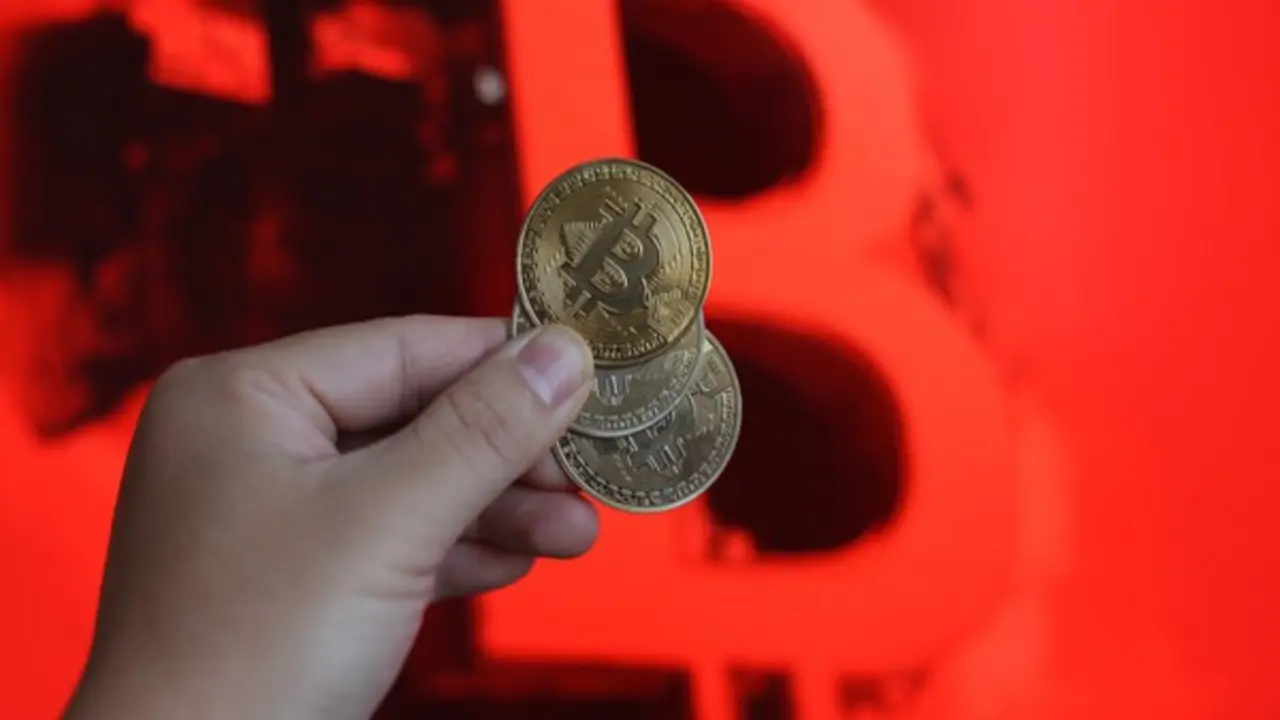 Giá Bitcoin hôm nay 17.7.2026: Bitcoin lao dốc khi chứng khoán Mỹ bị bán tháo
