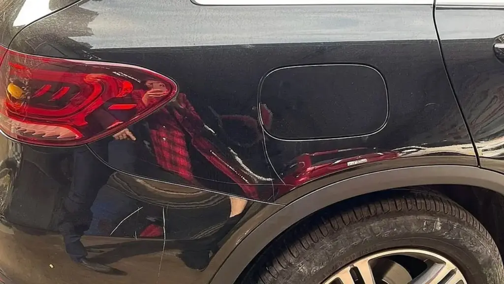 Gia chủ cầm chìa khóa cào 15 vết xước trên chiếc Mercedes đỗ trước cửa
