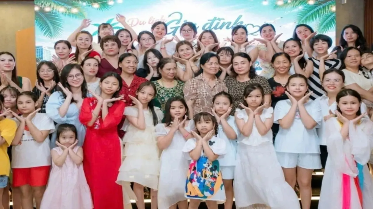 Gia đình Hà Nội 100 người thuê 30 phòng ngủ, góp 300 triệu du lịch hè