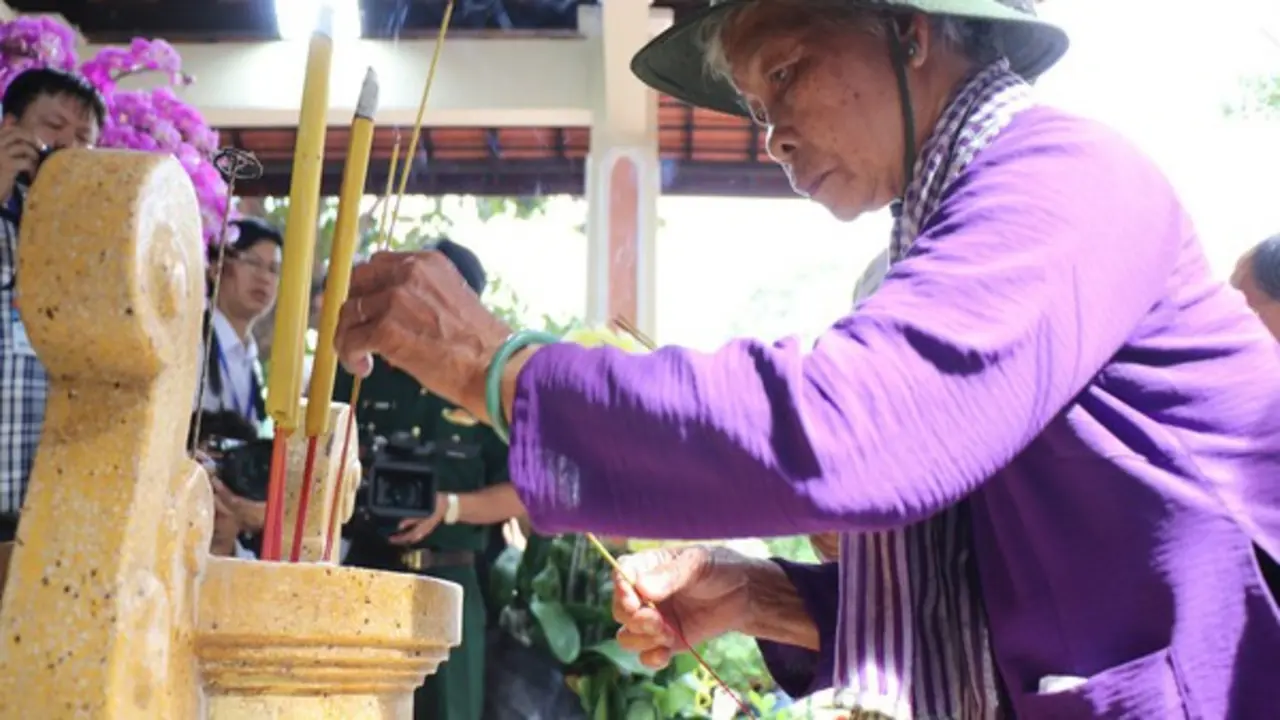 Gia đình nhận thân nhân liệt sĩ Huỳnh Văn Quên đến công viên Lê Thị Riêng thắp nhang