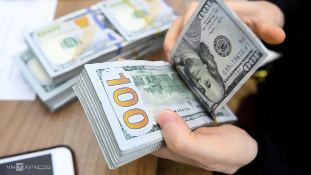 Giá USD tự do lao dốc