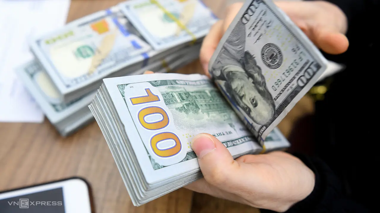 Giá USD tự do lao dốc