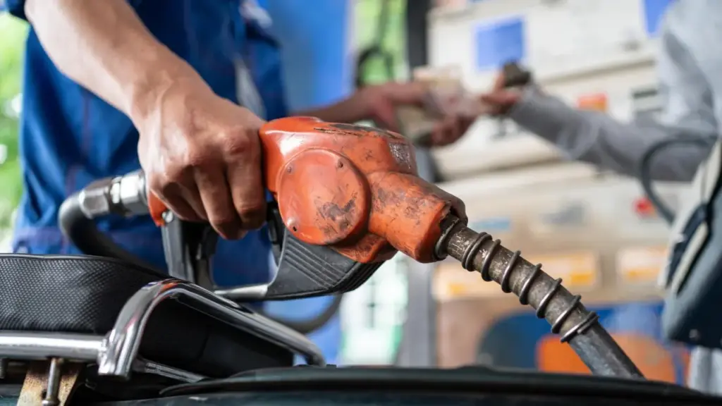 Giá xăng E10 giảm về 20.000 đồng một lít