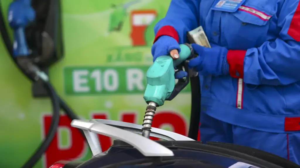 Giá xăng E10 lên hơn 20.000 đồng một lít