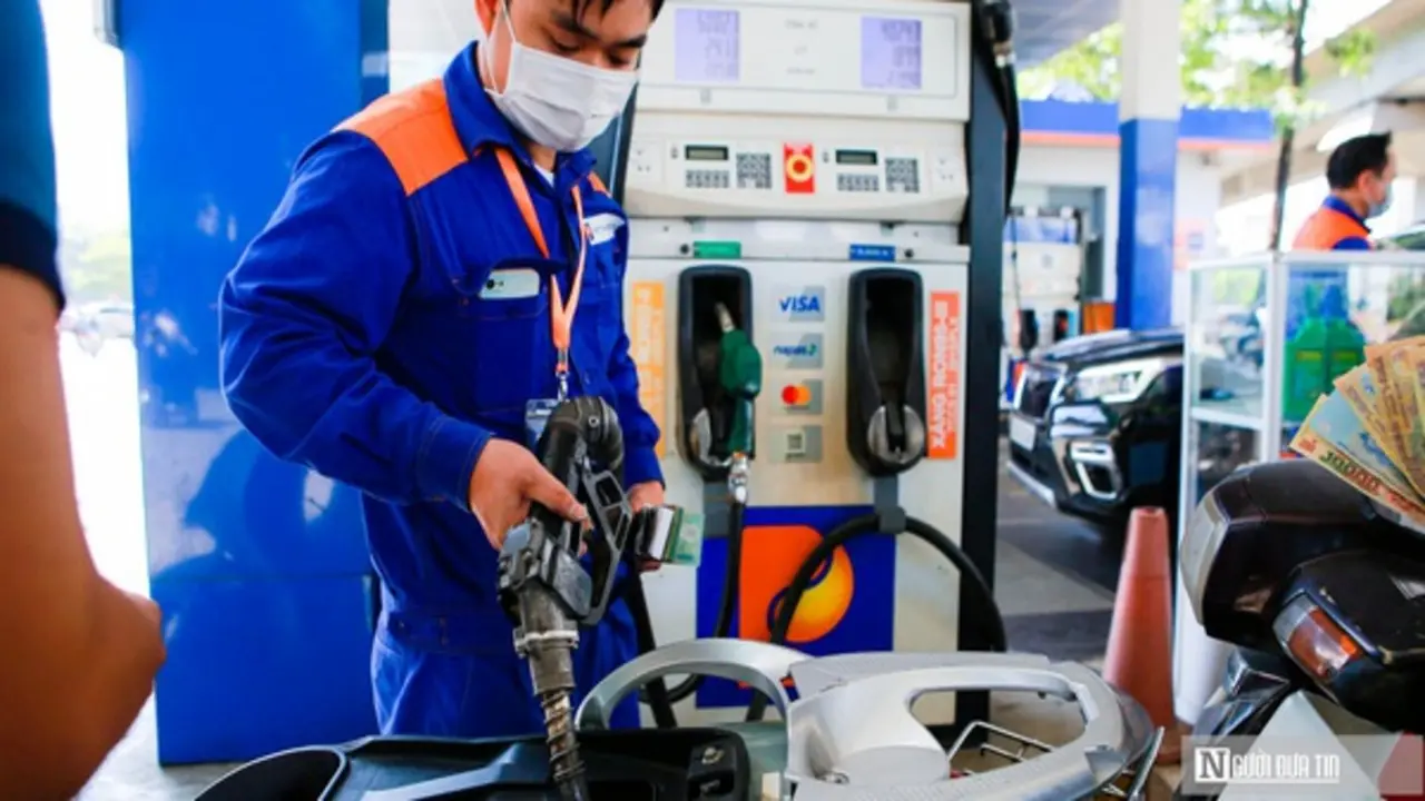Giá xăng giảm còn 20.000 đồng/lít
