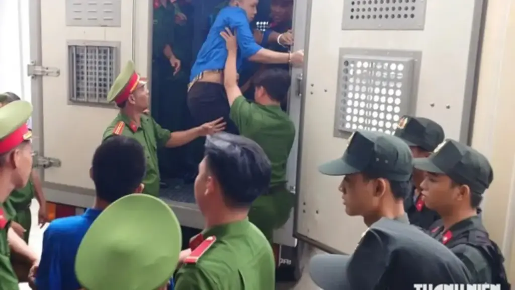 Giải quyết mâu thuẫn bằng dao và bom xăng: 44 bị cáo nhận hơn 100 năm tù