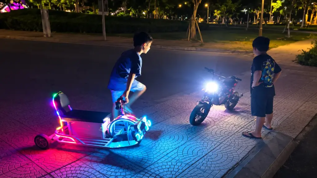 Giao xe điện phóng tới 30-40km/h cho trẻ em chạy, quá nguy hiểm