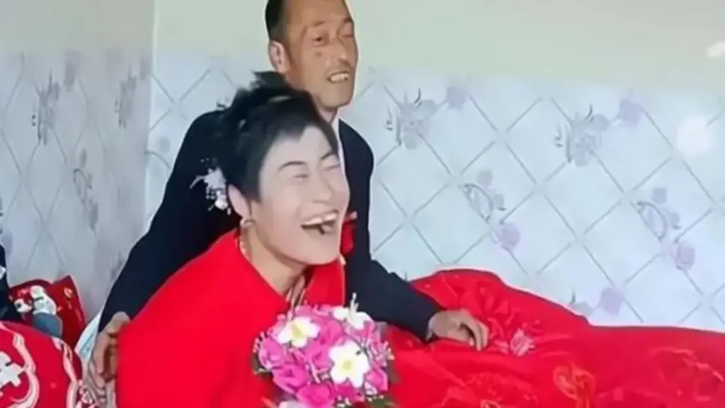 Giữa đám cưới, cô dâu liên tục có "biểu hiện lạ" gây tranh cãi