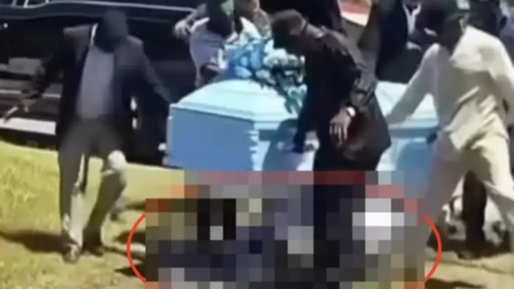 Giữa đám tang, người thân la hét khi chứng kiến cảnh tượng "đáng sợ"