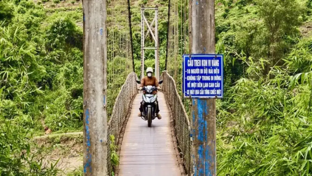 Gỡ nỗi lo từ những cây cầu treo vùng cao Quảng Ngãi