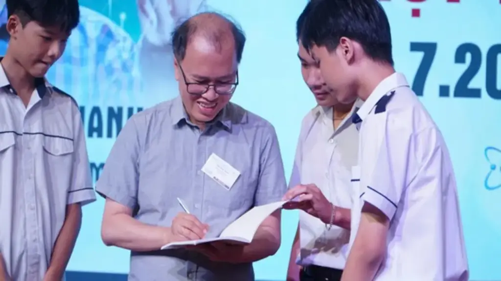 GS Đàm Thanh Sơn nói chuyện về vật lý lượng tử với học sinh ở Gia Lai
