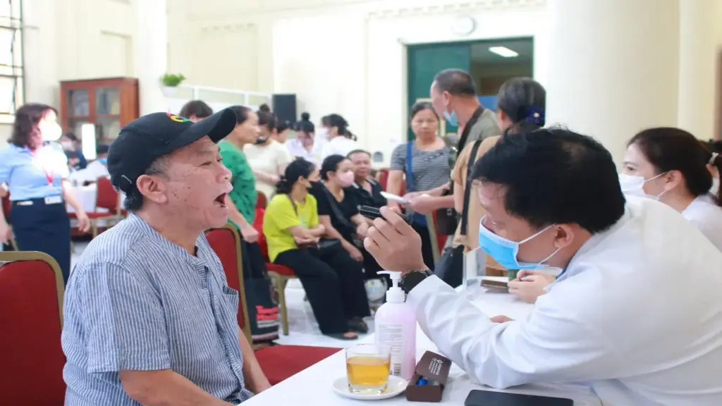 Hà Nội: Các cụ ở tuổi xưa nay hiếm hào hứng khám sức khỏe miễn phí