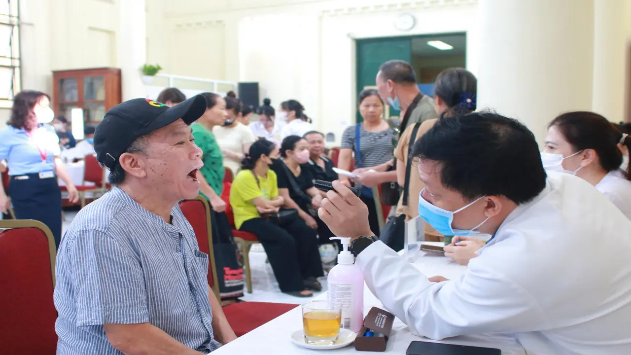Hà Nội: Các cụ ở tuổi xưa nay hiếm hào hứng khám sức khỏe miễn phí