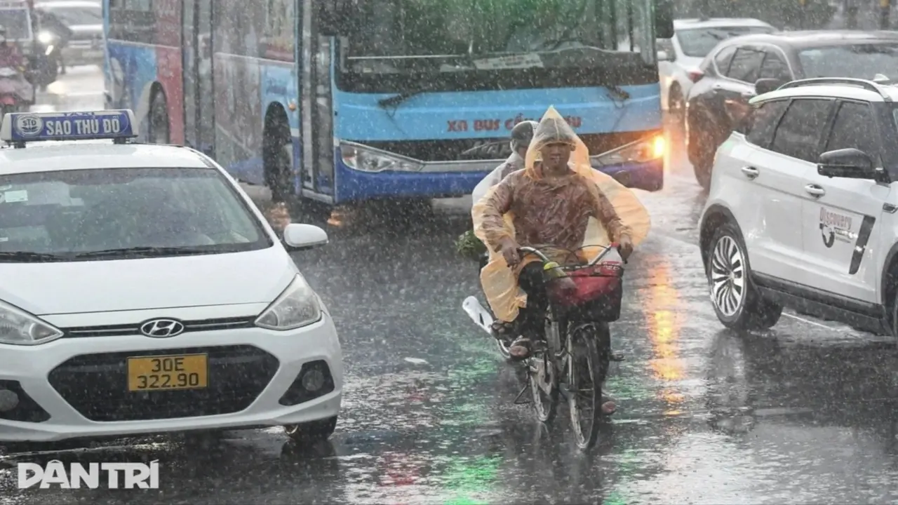 Hà Nội có mưa dông, miền Trung tiếp tục nắng nóng