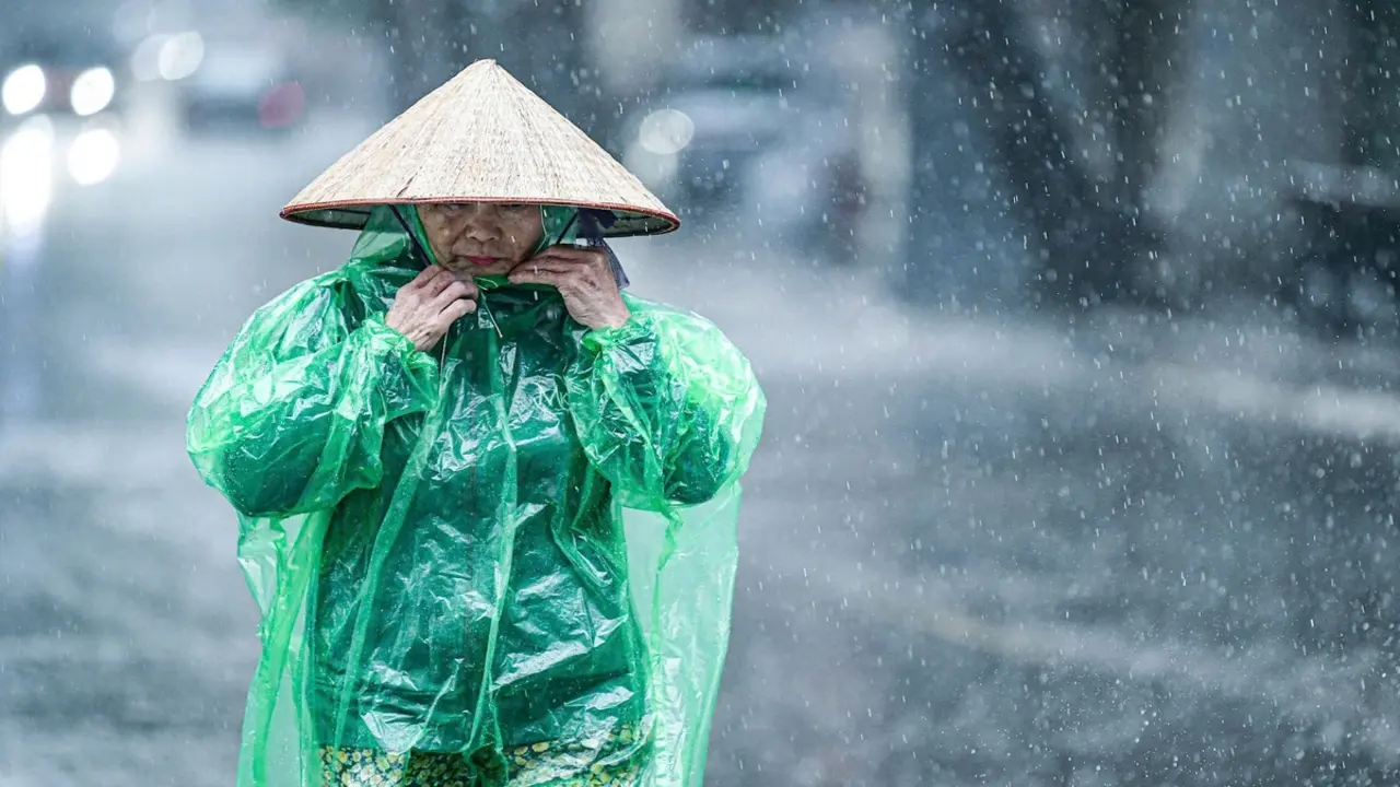 Hà Nội mưa dông mạnh, vùng núi Bắc Bộ mưa lớn đến 19-7, đường Lai Châu đi Điện Biên tê liệt