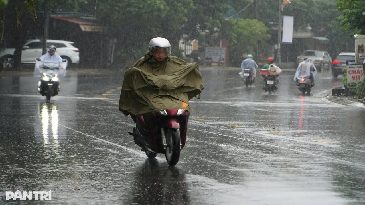 Hà Nội ngày nắng nóng, chiều tối có thể mưa dông