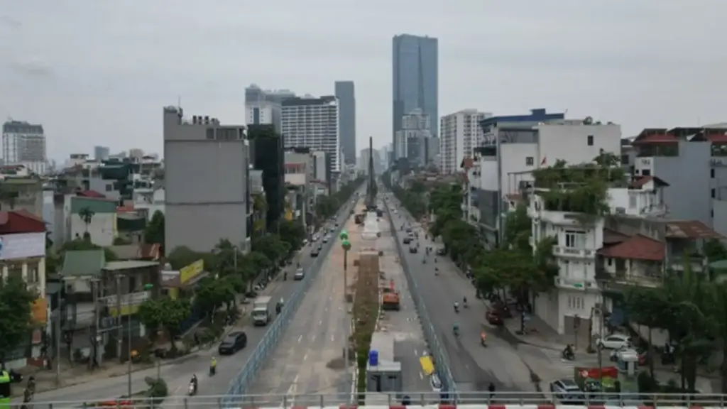 Hà Nội: Rào chắn gần 500m đường Văn Cao để thi công ga metro Quần Ngựa