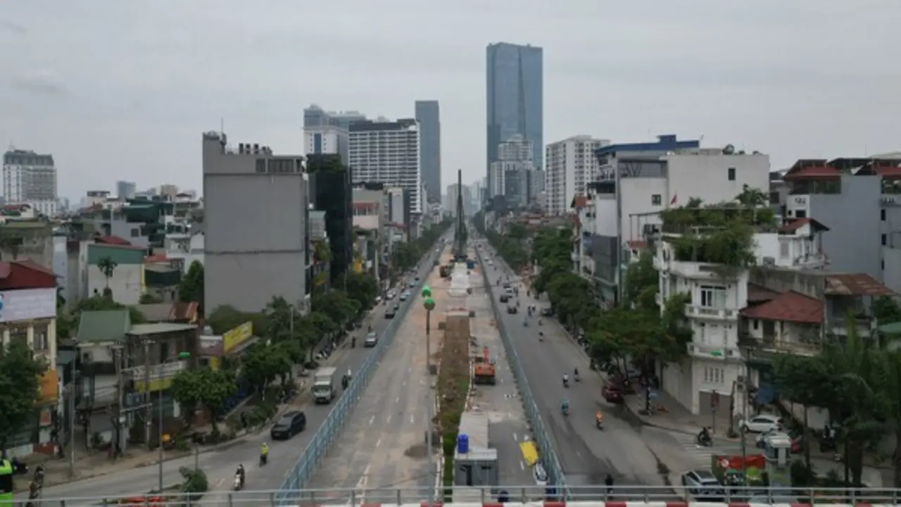 Hà Nội: Rào chắn gần 500m đường Văn Cao để thi công ga metro Quần Ngựa